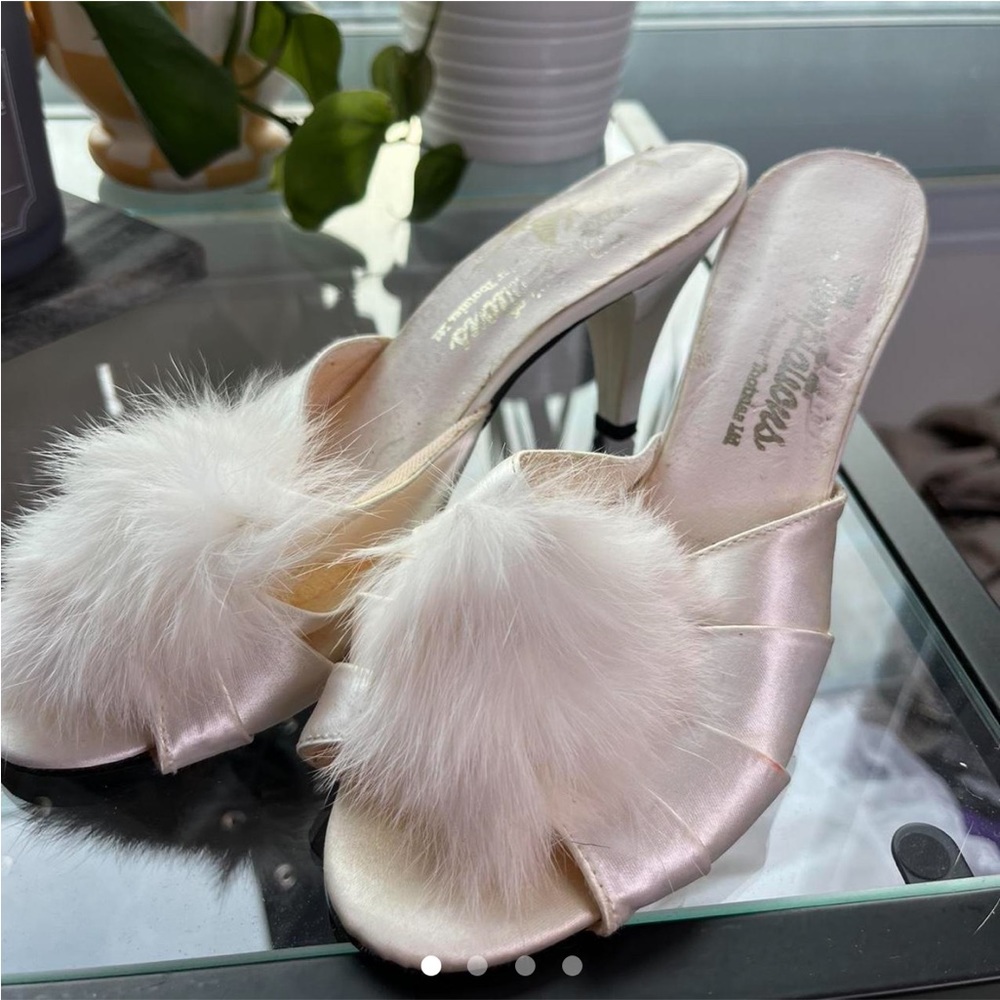 Vintage cream fuzzy kitten heels
